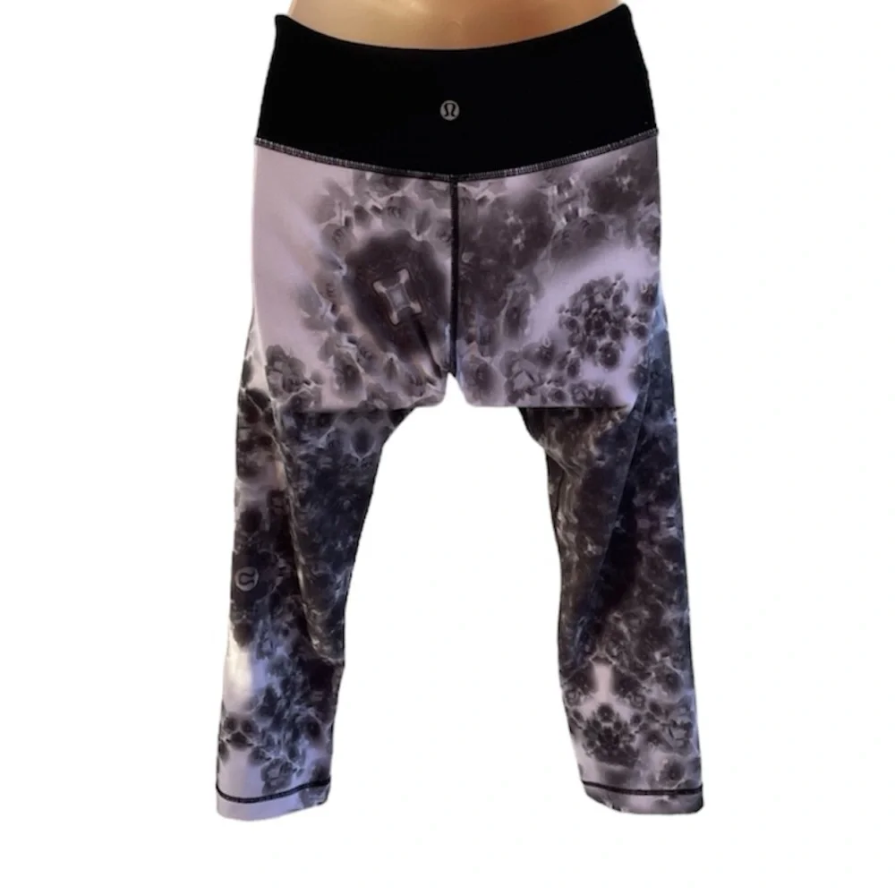 LULULEMON black floral cropped leggings